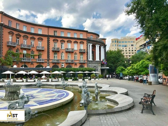 گشت و گذار در میدان چارلز آزناوور