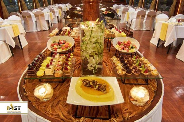 گردشی شبانه با قایق‌های Dhow در دبی مارینا