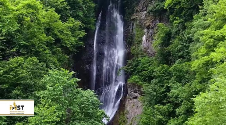 گردش در آبشار ماخونتستی گرجستان گردش در آبشار ماخونتستی گرجستان