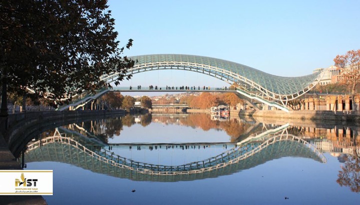 تماشای رود کورا از روی پل صلح تفلیس