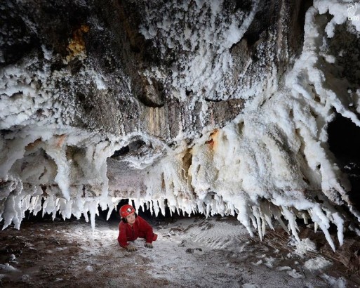 بازدید از غار نمکی در سفر به قشم 