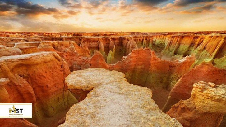 قشم از نظر جغرافیایی کجا واقع شده