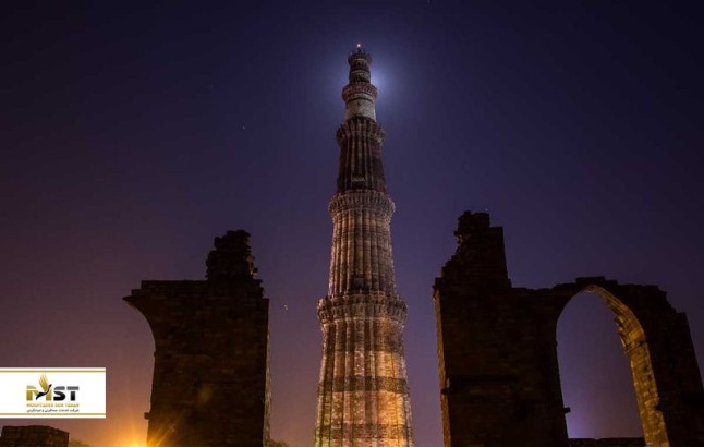 راهنمای گردش در قطب منار دهلی ، مناره‌ای از جنس مرمر و سنگ‌های سرخ