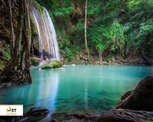 طبیعتگردی در زیباترین آبشارهای کرابی طبیعتگردی در زیباترین آبشارهای کرابی