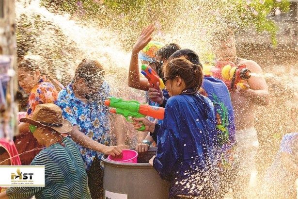 شرکت در سونگکران یا فستیوال آب تایلند شرکت در سونگکران یا فستیوال آب تایلند