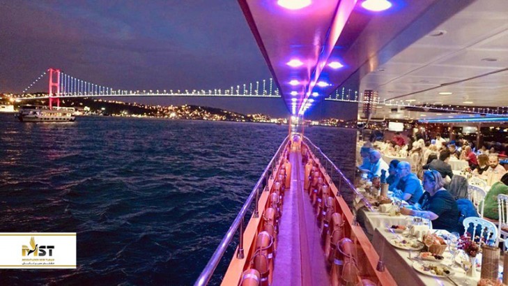 تجربه خوردن شام در بهترین کروزهای بسفر تجربه خوردن شام در بهترین کروزهای بسفر