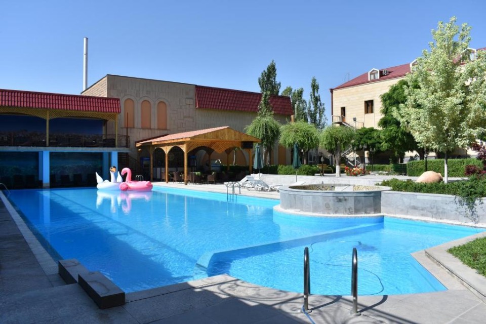 محوطه هتل محوطه هتل