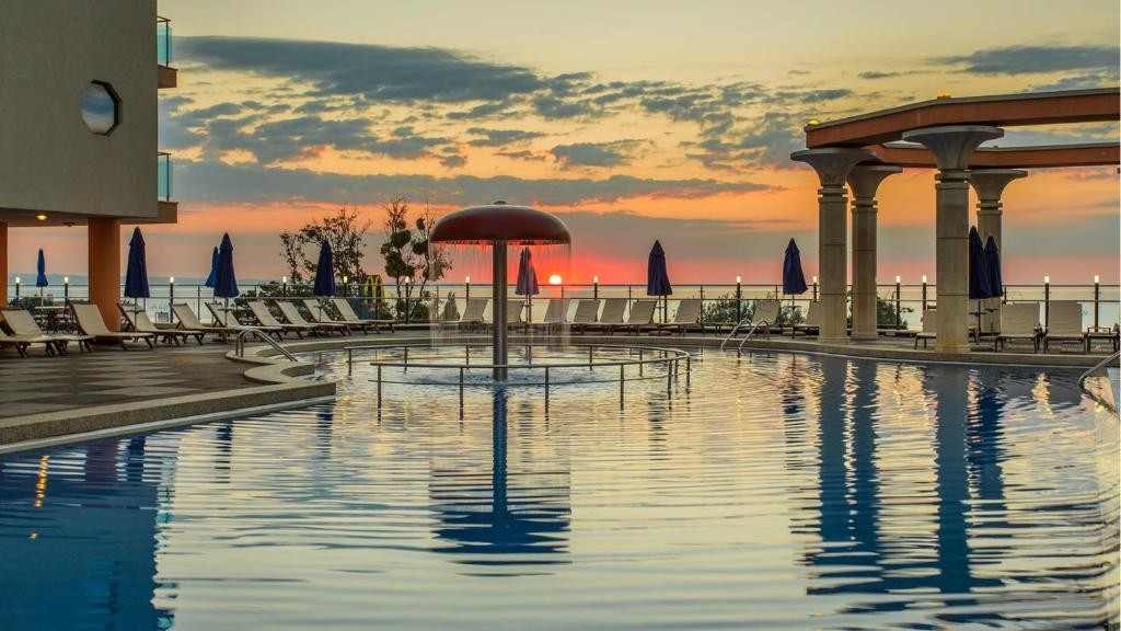 محوطه هتل محوطه هتل