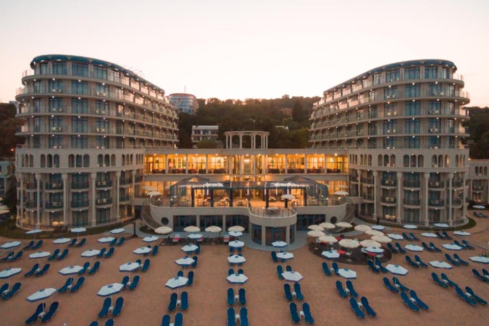 محوطه هتل محوطه هتل