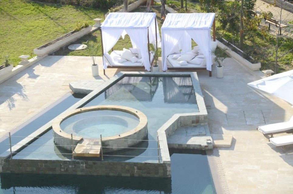 محوطه هتل محوطه هتل