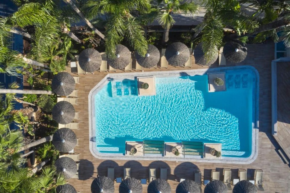 محوطه هتل محوطه هتل