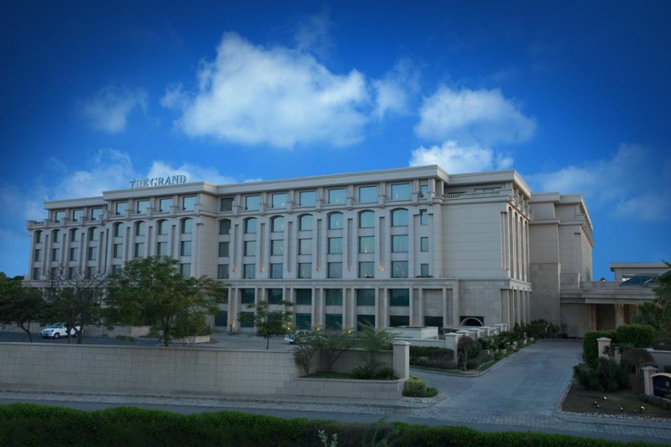 محوطه هتل محوطه هتل