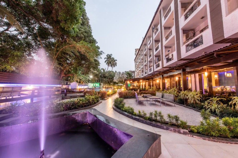 محوطه هتل محوطه هتل