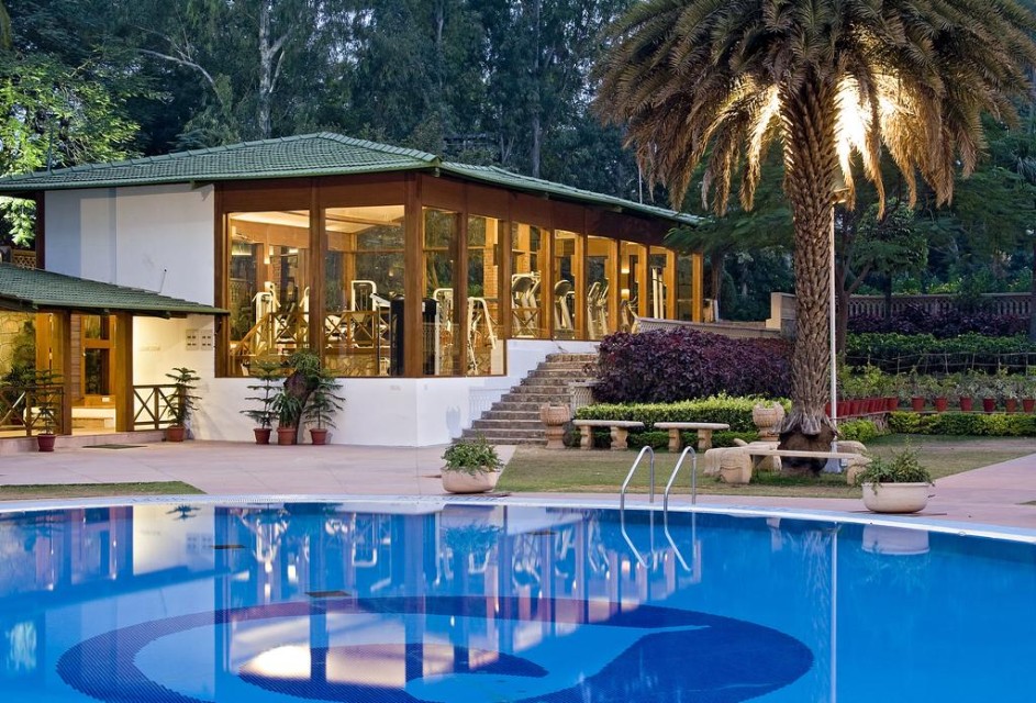 محوطه هتل محوطه هتل