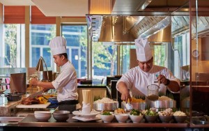 hotels-Malaysia-Kuala-LAmpur-Pavilion-Managed-By-Banyan-Tree-the-courtyard-chef-cooking-bb880fb51c6b9371b902060267e97128.jpg