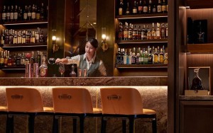 hotels-Malaysia-Kuala-LAmpur-Pavilion-Managed-By-Banyan-Tree-whisky-cove-bartender-bb880fb51c6b9371b902060267e97128.jpg