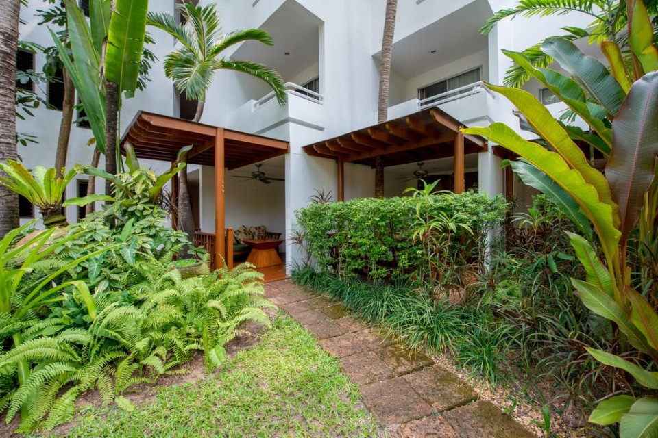 محوطه هتل محوطه هتل