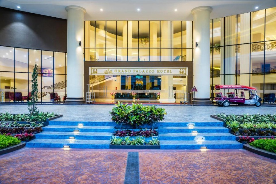 محوطه هتل محوطه هتل