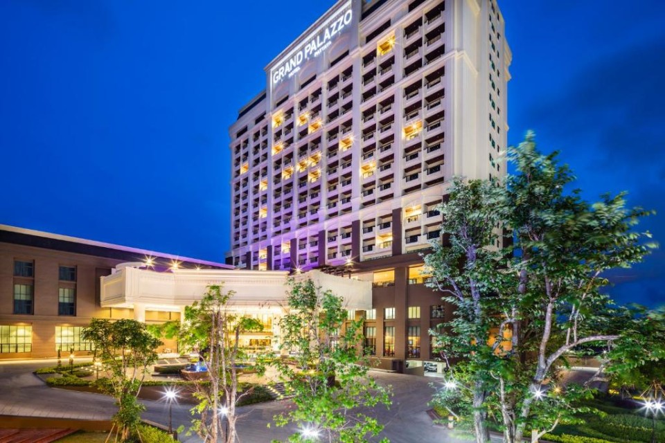 محوطه هتل محوطه هتل