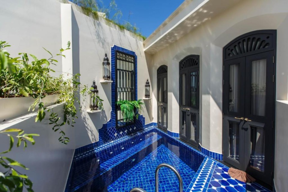 محوطه هتل محوطه هتل