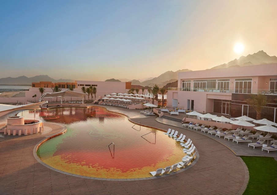 hotels-dubai-Fairmont-Fujairah-Beach-Resort-lava-beach-club-sunset-26ba2c9637d85cfabc7a35aea816c669.jpg