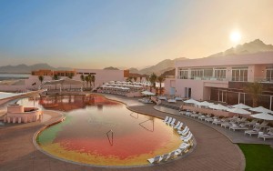 hotels-dubai-Fairmont-Fujairah-Beach-Resort-lava-beach-club-sunset-bb880fb51c6b9371b902060267e97128.jpg
