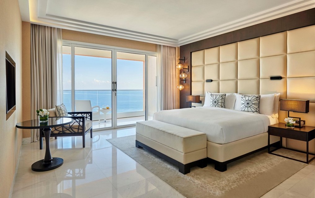 hotels-dubai-Fairmont-Fujairah-Beach-Resort-presidential-suite-26ba2c9637d85cfabc7a35aea816c669.jpg