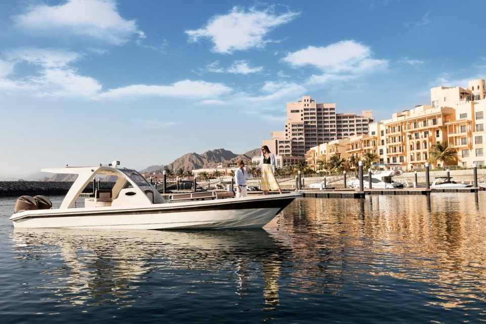 hotels-dubai-Fairmont-Fujairah-Beach-Resort-romantic-cruise-26ba2c9637d85cfabc7a35aea816c669.jpg