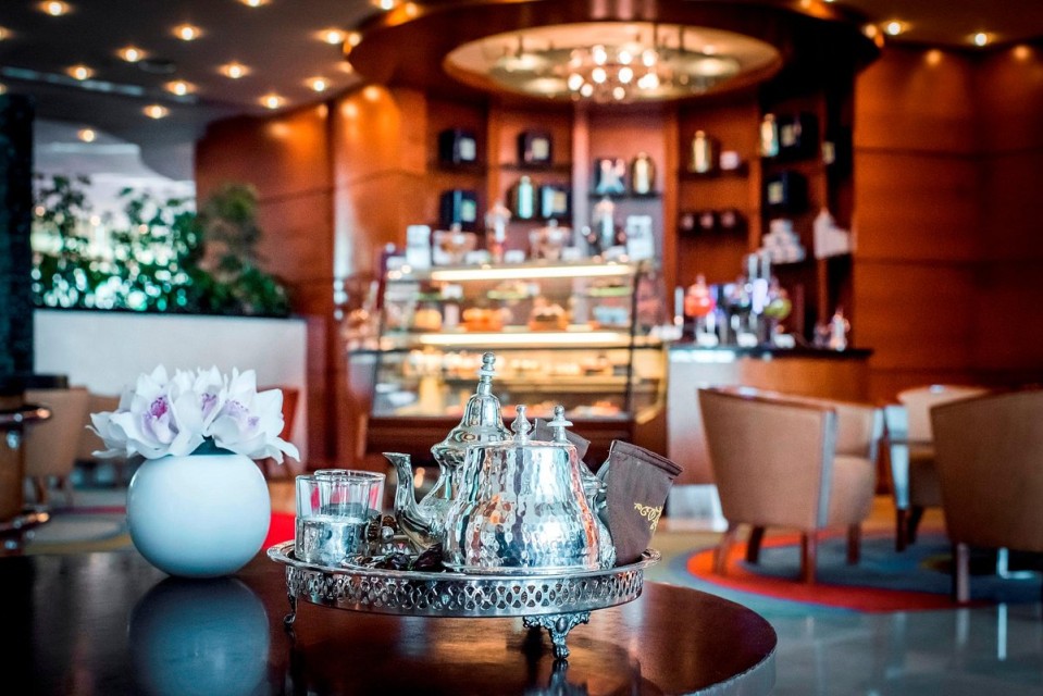 hotels-dubai-Swissotel-Al-Murooj-circle-cafe-26ba2c9637d85cfabc7a35aea816c669.jpg