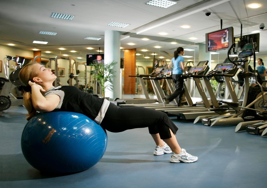 hotels-dubai-Swissotel-Al-Murooj-gym-26ba2c9637d85cfabc7a35aea816c669.jpg