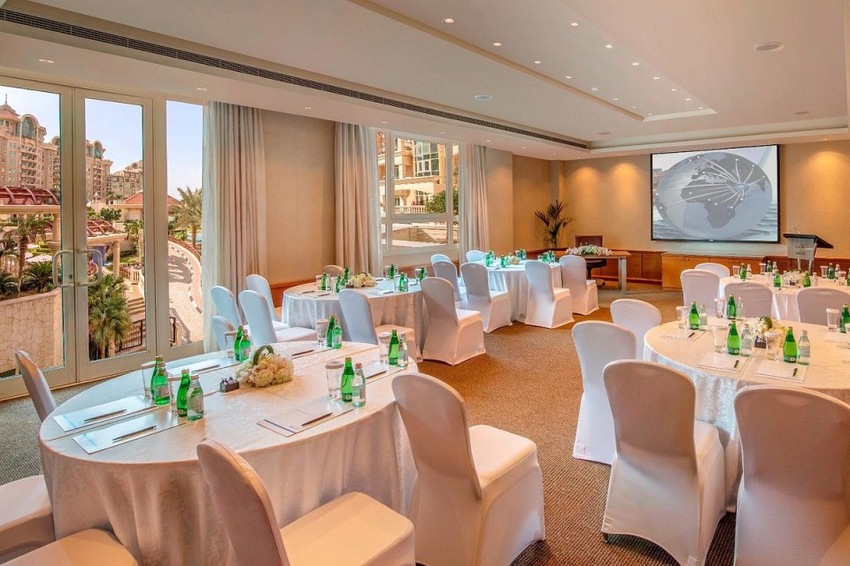 hotels-dubai-Swissotel-Al-Murooj-meeting-room-(1)-26ba2c9637d85cfabc7a35aea816c669.jpg