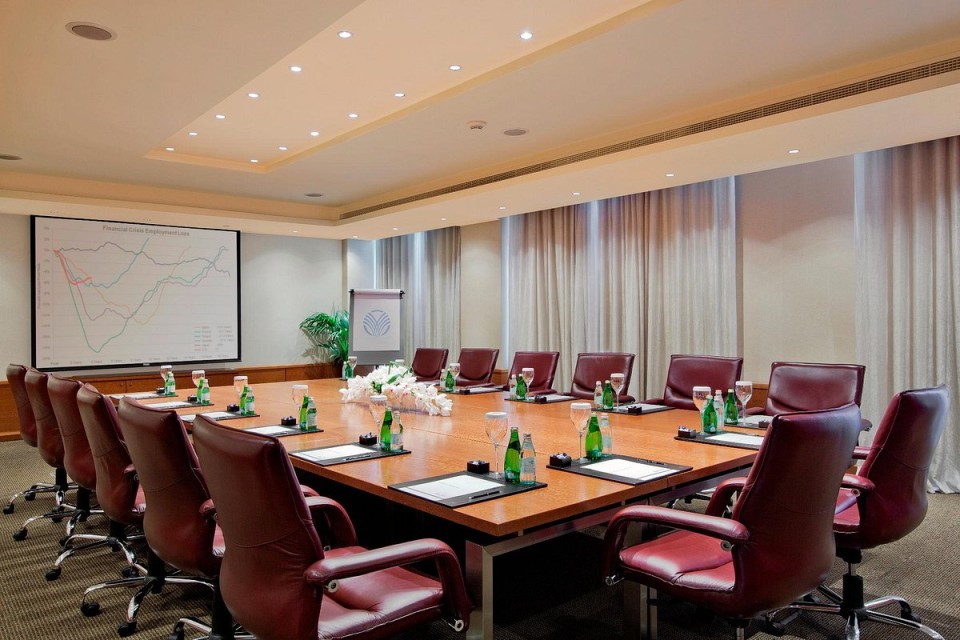 hotels-dubai-Swissotel-Al-Murooj-meeting-room-(3)-26ba2c9637d85cfabc7a35aea816c669.jpg