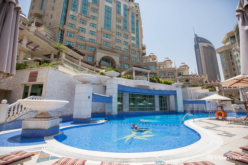 hotels-dubai-Swissotel-Al-Murooj-pool--v2866743-26ba2c9637d85cfabc7a35aea816c669.jpg