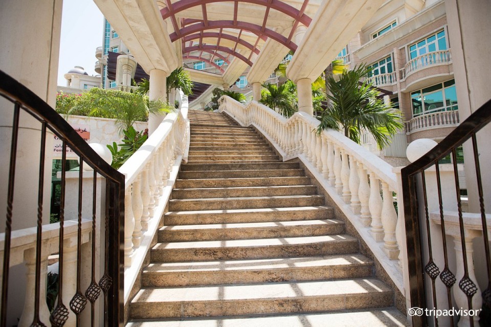 hotels-dubai-Swissotel-Al-Murooj-stairs--v2866614-26ba2c9637d85cfabc7a35aea816c669.jpg