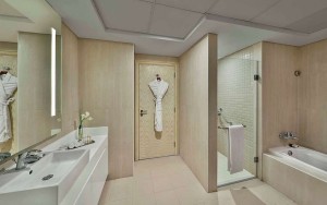 hotels-dubai-hotel-doubleTree-by-hilton-jumeirah-beach-dubai-guest-room-bath-(3)-bb880fb51c6b9371b902060267e97128.jpg