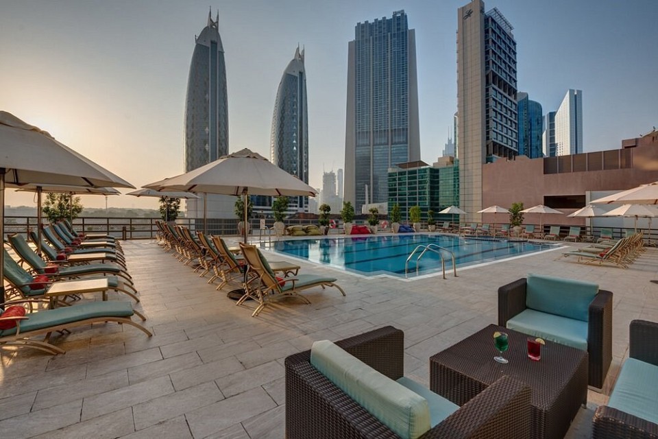 استخر روی بام