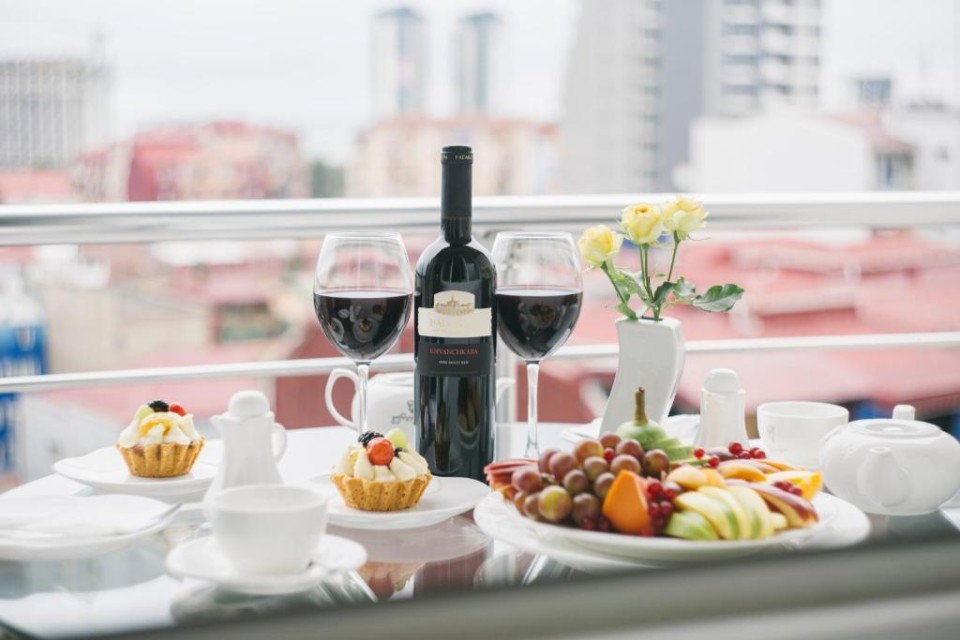 hotels-georgia-batumi-Aisi-213321261-26ba2c9637d85cfabc7a35aea816c669.jpg
