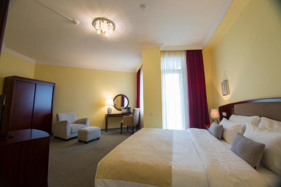 hotels-georgia-batumi-Aisi-213331267-26ba2c9637d85cfabc7a35aea816c669.jpg