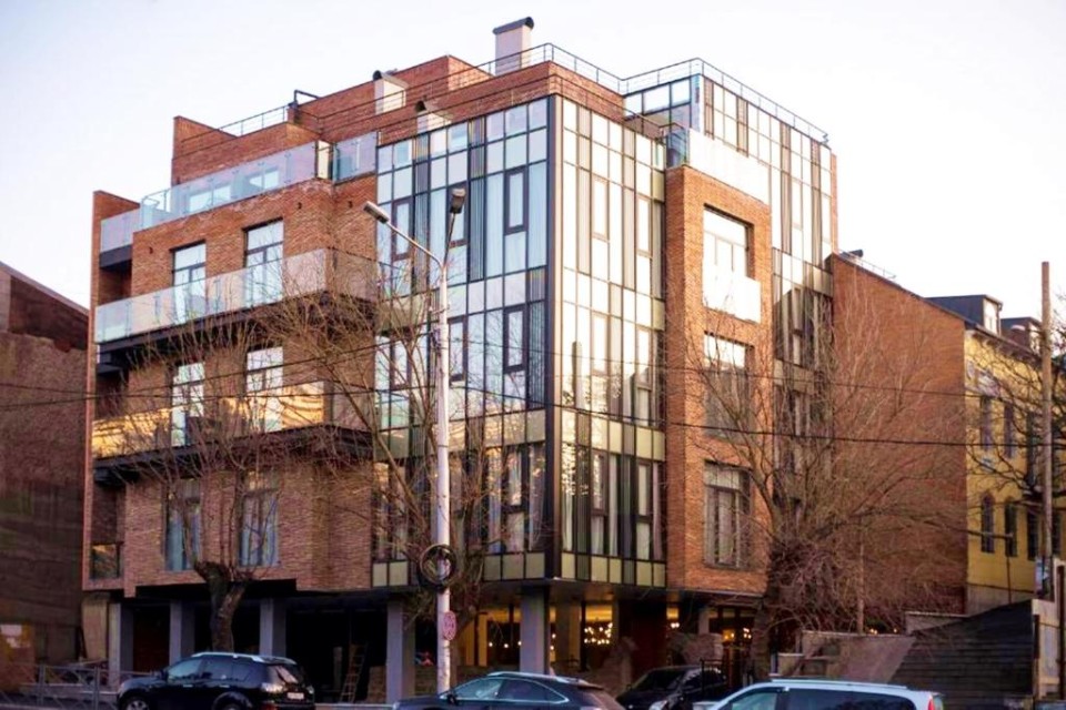 hotels-georgia-tbilisi-Bricks-409886453-26ba2c9637d85cfabc7a35aea816c669.jpg