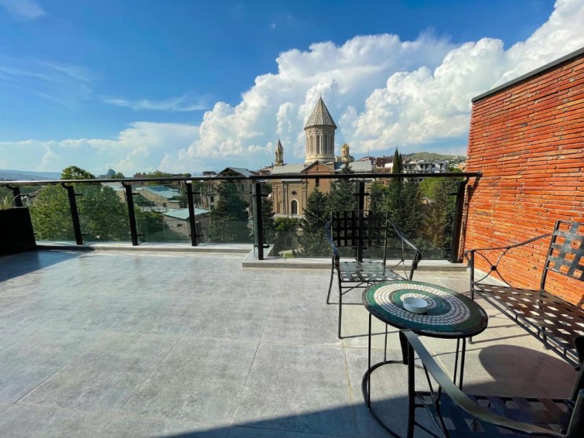 hotels-georgia-tbilisi-Bricks-409886501-26ba2c9637d85cfabc7a35aea816c669.jpg