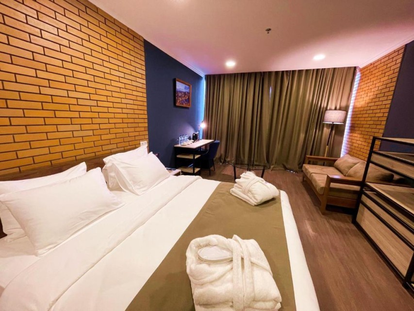 hotels-georgia-tbilisi-Bricks-409886534-26ba2c9637d85cfabc7a35aea816c669.jpg