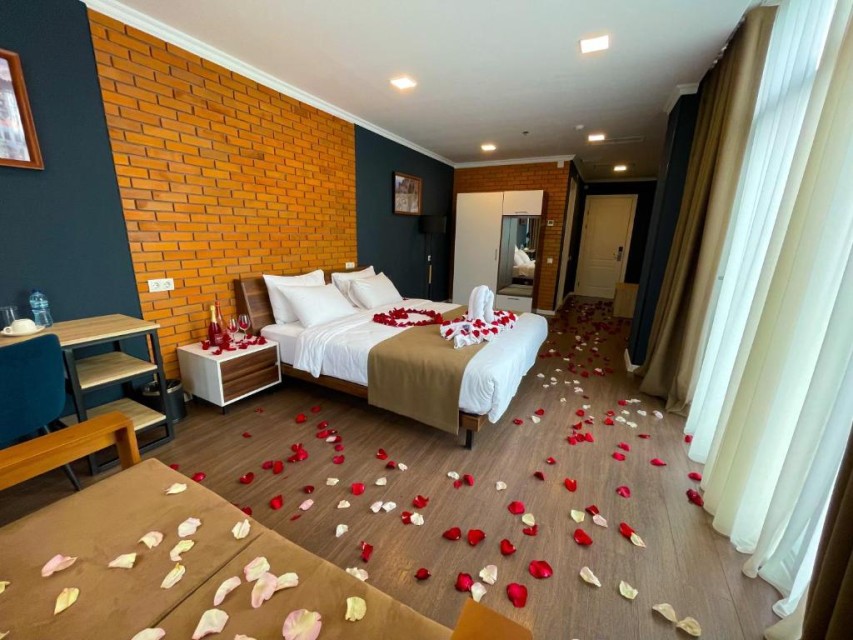 hotels-georgia-tbilisi-Bricks-409886538-26ba2c9637d85cfabc7a35aea816c669.jpg