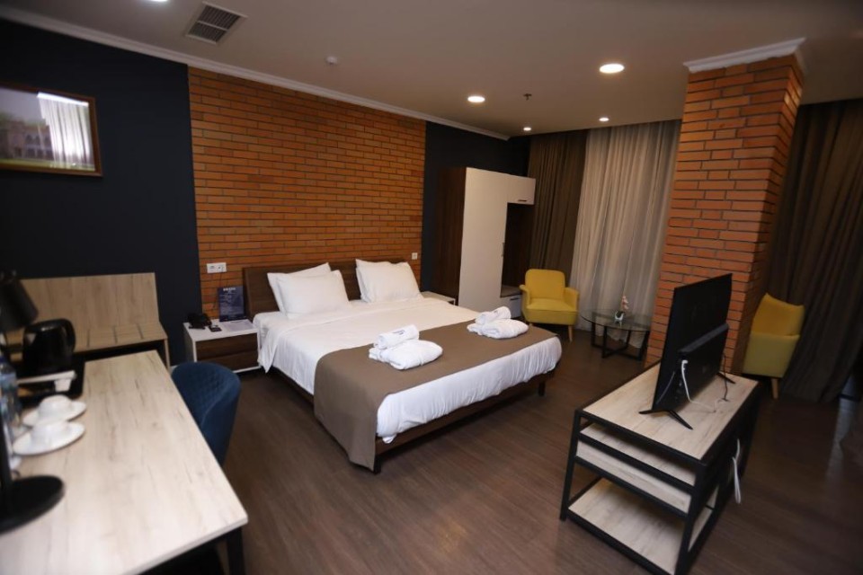 hotels-georgia-tbilisi-Bricks-434286393-26ba2c9637d85cfabc7a35aea816c669.jpg