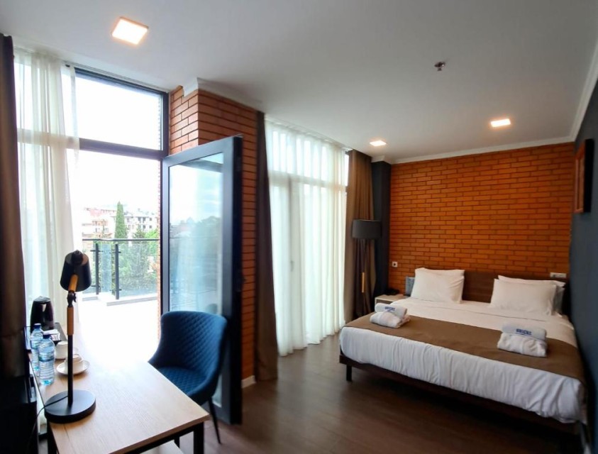 hotels-georgia-tbilisi-Bricks-462382438-26ba2c9637d85cfabc7a35aea816c669.jpg