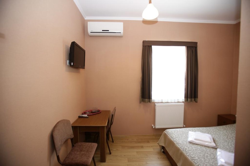 hotels-georgia-tbilisi-Eurasia-Hotel-اتاق۱۰-26ba2c9637d85cfabc7a35aea816c669.jpg