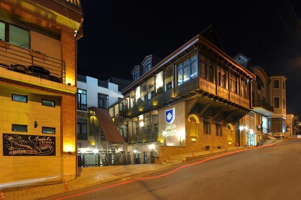 محوطه هتل محوطه هتل