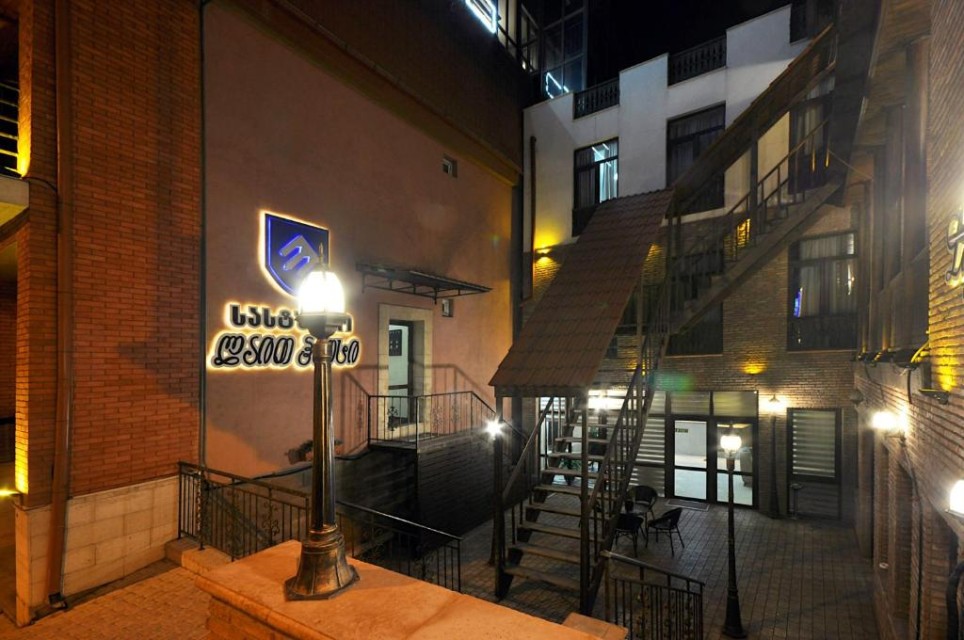 محوطه هتل محوطه هتل