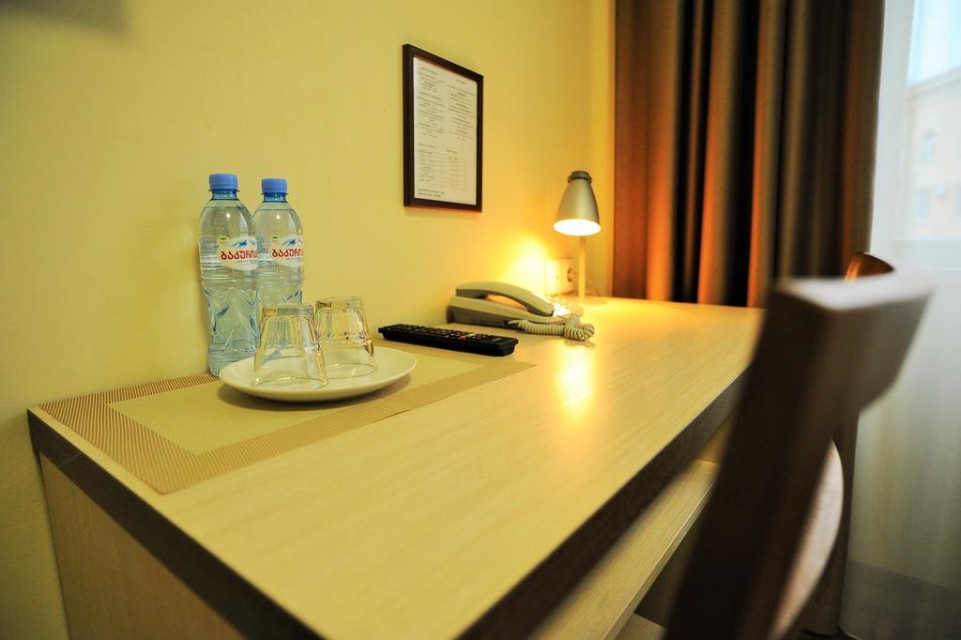 hotels-georgia-tbilisi-Tbilotel-Hotel-اتاق۶-26ba2c9637d85cfabc7a35aea816c669.jpg
