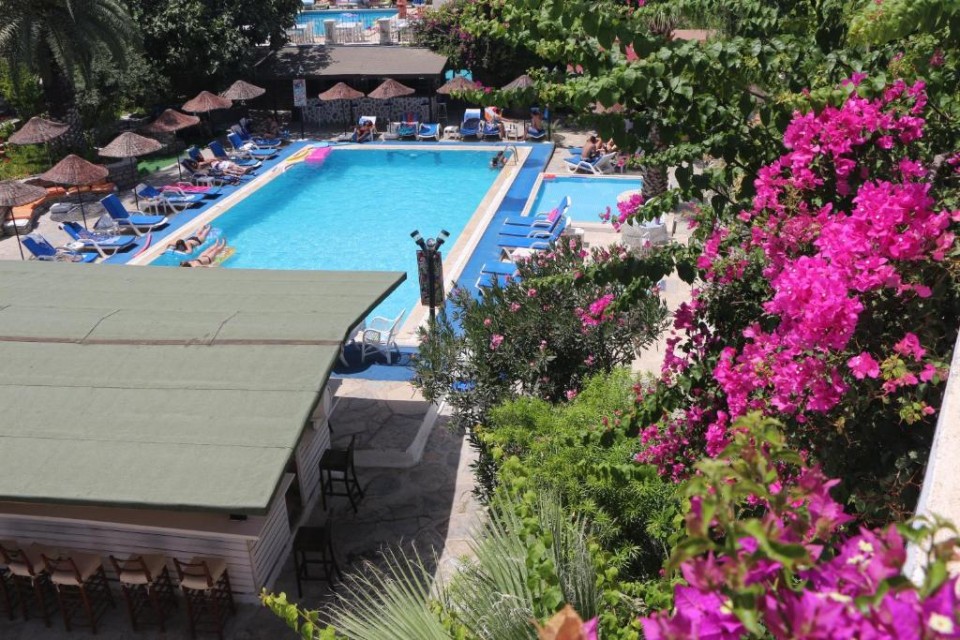 محوطه هتل محوطه هتل