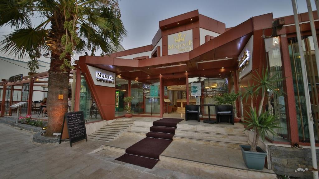 محوطه هتل محوطه هتل